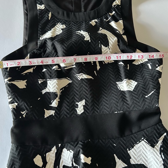 BANANA REPUBLIC Fit and Flare Dress in Black White Jacquard Short Sleeve - 0 - Picture 7 of 12